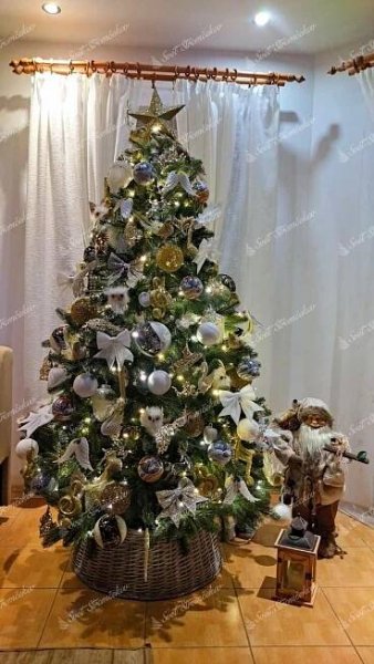 Umelý vianočný stromček 3D Jedľa Kanadská 180cm, stromček je ozdobený bielymi, zlatými a ozdodobami v tvare mašle a sovy