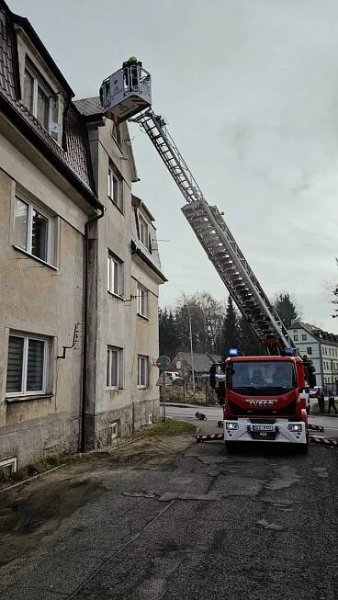 Dým nad Libercem: Hasiči bojovali s ohněm, nasadili výškovou techniku