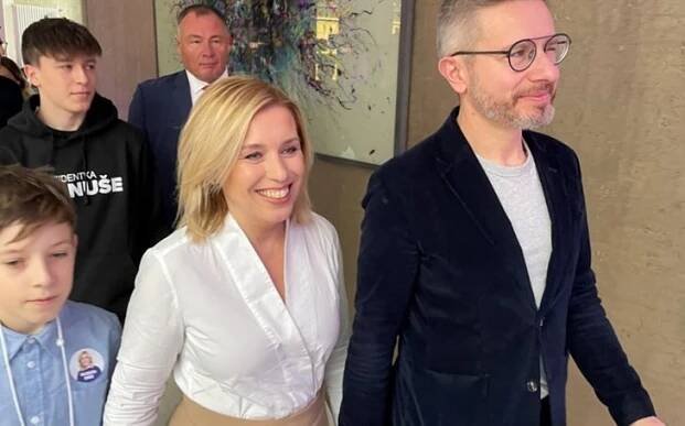 Štáb Danuše Nerudové je plný k prasknutí, sama kandidátka přijela krátce po druhé…