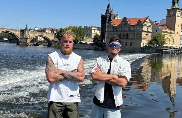 Luxus, alkohol, peníze a šílenství fanoušků na každém kroku! Takhle si užívají miliardář Jake Paul a Jon Marianek v Praze