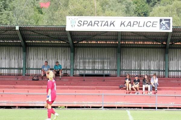 Kam za fotbalem: Hradešice čeká těžký mač na Dukle, fotbalistky začínají jaro