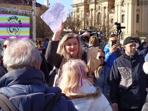 FOTO: Aktivistka Jana Peterková na demonstracích. – stránka 843