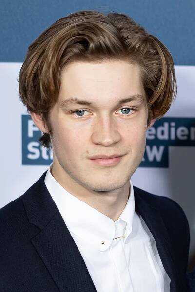 Soubor:MJK 335133 Damian Hardung (NRW-Empfang, Berlinale 2019).jpg – Wikipedie