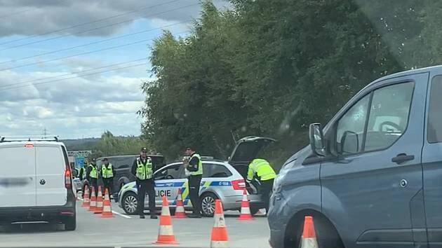 Rekordní zásah policie: u Tábora zastavují tisíce aut a pátrají po migrantech