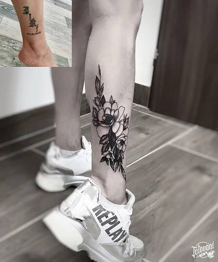 Tetování květiny na lýtko
