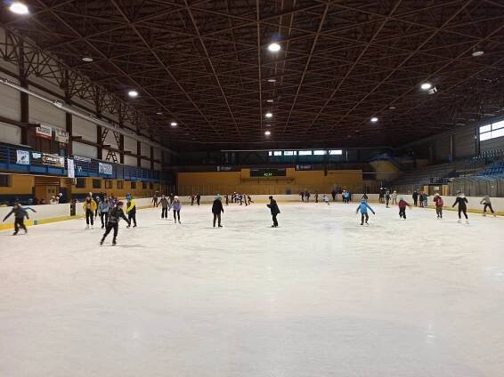 Předvánoční bruslení na blanenském zimním stadionu – Základní škola Blansko, Erbenova 13