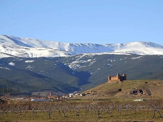palacio La Calahorra y sierra nevada.jpg