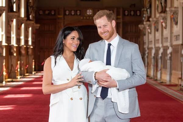 Moderátor BBC zobrazil syna Meghan a Harryho jako malého šimpanze. Dostal výpověď