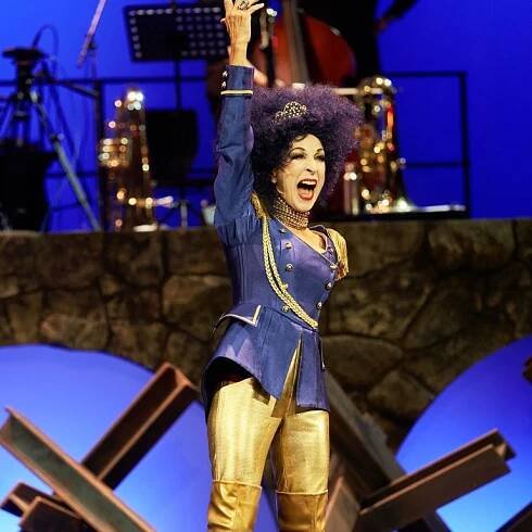 Daniela Ziegler with the sword of her father in "Großherzogin von Gerolstein" at Ernst Deutsch Theater. (Photo: Oliver Fantitsch)