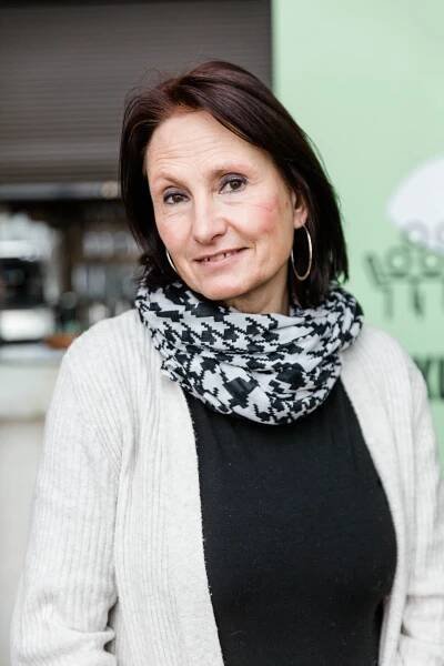 Portraitfoto von Frau, die in die Kamera lächelt