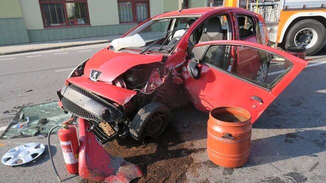 FOTO: Čelní střet automobilů a zranění v Opavě. Proč vjela žena do protisměru?