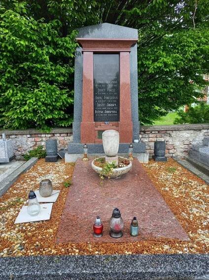 Záhada rok po odchodu Josefa Abrháma (†82): Proč stále neleží v hrobě?!