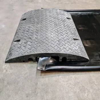 Průjezdná dekontaminační dezinfekční vana (pás) pro motorová vozidla FLOMA WD30 - délka 500 cm, šířka 100 cm, výška 3,5 cm ( Je vysoce odolná vana navržená pro účinnou dezinfekci )