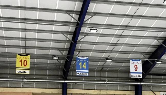 Ke dvěma dresům, které visí pod střechou zimního stadionu, přibyl v sobotu třetí