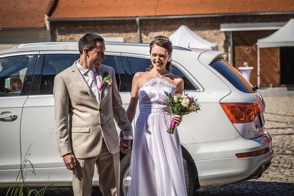Svatební-fotograf-Praha-Dolní-Počernicerestaurace-Běchovický-dvůr-2784