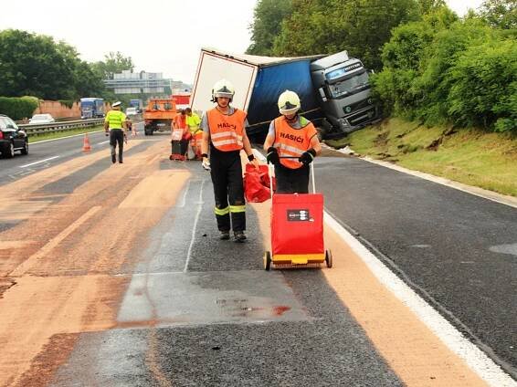 Havárie zablokovala dálnici D1 u Říčan
