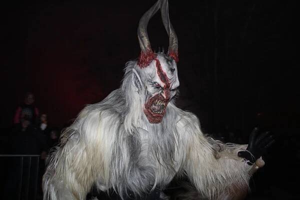 Krampusové naháněli hrůzu ve Vyšším Brodě. Výtěžek akce putoval na dobrou věc