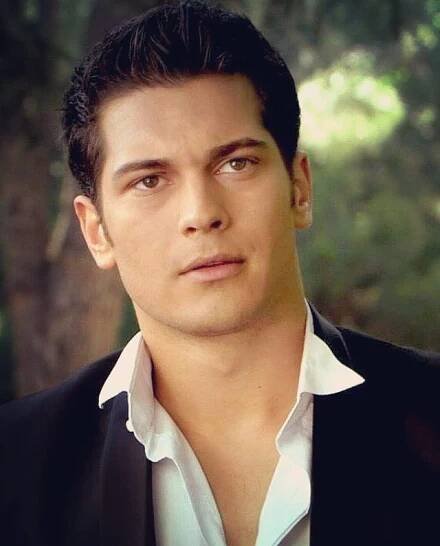 (@cagatay_shadowroya) on Instagram: “#tbt #cagatayulusoy #cool #emirsarrafoglu #emirinyolu #emir #yamankoper #elsecretodefe… | Feriha y emir, Feriha, Hombres guapos