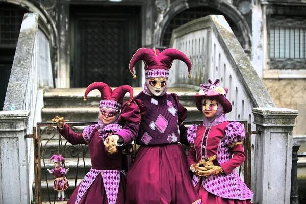 Benátky pobláznil legendární karneval. I svůdník Casanova by se červenal
