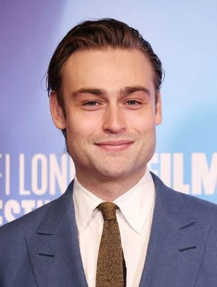 Dámy, plačte: Hollywoodský fešák Douglas Booth se oženil!