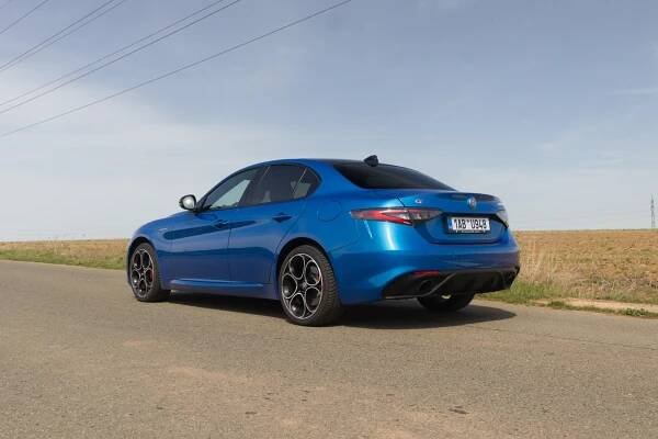 Alfa Romeo Giulia Q4 Veloce je ódou na radost a řidičskou zábavu