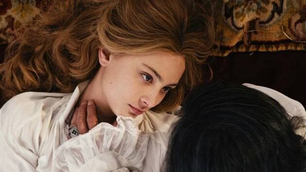Nora Arnezederová ve filmu Angelika (2013)