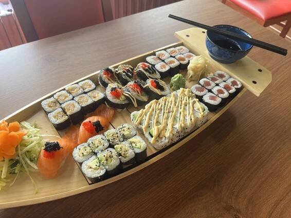 Sushi sety v restauraci YOMY sushi: maki i nigiri s lososem, tuňákem či krevetami, 24–62 ks
