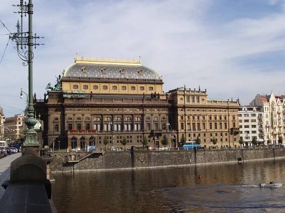 Soubor:Praha 2005-09-20 národní divadlo-02.jpg – Wikipedie