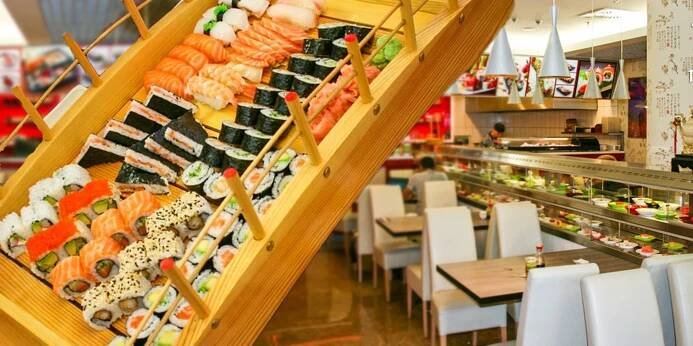 Running sushi pro dva v podniku Ginza na Floře