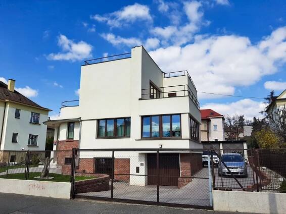 Strašnice: čtvrť vil slavných herců a luxusního bungalovu, z něhož prchl Karel Gott