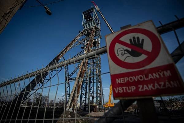 OBRAZEM: Staříč I, Paskov, historie... Těžní věž dolu ve Sviadnově jde k zemi