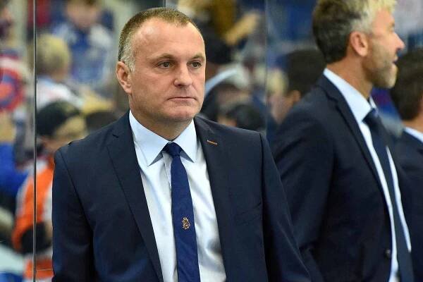 Úvodní zápas Carlson Hockey Games v brněnské DRFG aréně mezi Českou republikou (Robert Reichel) v bílém a Finskem
