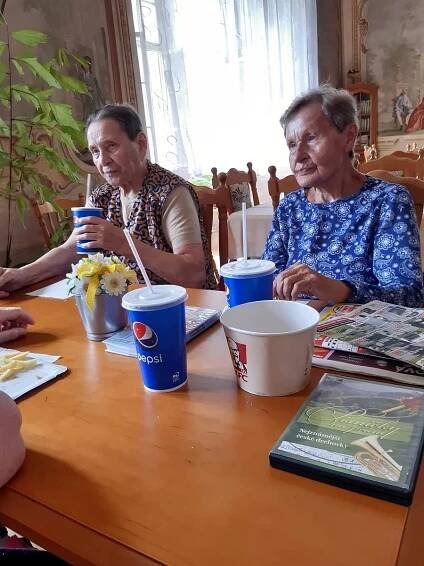 OBRAZEM: Seniorům do Rožďalovic přijel zahrát Třehusk. Došlo i na jedno přání