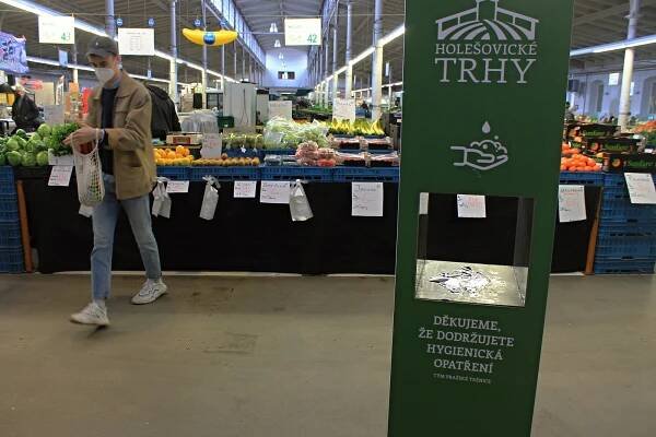 Farmáři už mohou prodávat v tržnici: Bojíme se, aby nás zase nezavřeli