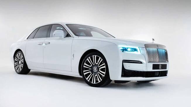 Tahle automobilka rozhodně neukazuje novinky každý den. Rolls-Royce Ghost ve druhé generaci necouvl proti emisím ani o píď!