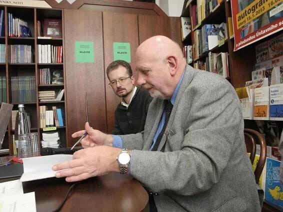 Knihu Diskrétní zóna Brňanům přestavili redaktor Tomáš Němeček a předseda Ústavního soudu Pavel Rychetský, kteří navštívili Knihkupectví Barvič a Novotný v České ulici. 