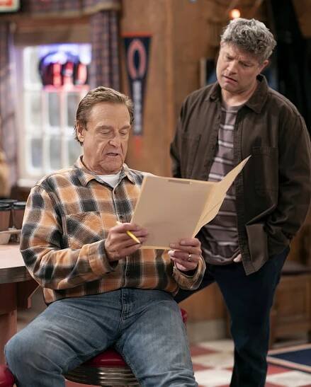 John Goodman, Jay R. Ferguson - The Conners - Danny Boy, the Interview, the New Hire and the Hanging Chad - Z filmu