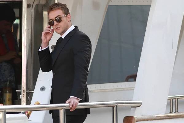 Královská rodina - Welcome Is Fashion and Ceremony - Z filmu - Tom Austen