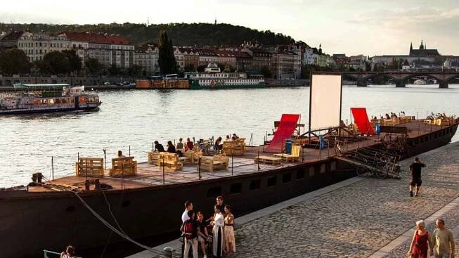 Avoid Floating Gallery v Praze.