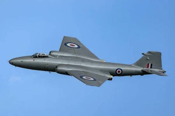 RAF Waddington, Lincolnshire, Velká Británie - 7. července 2014: Bývalý britský letectvo Royal Air Force English Electric Canberra PR.9 - průzkumný letoun G-OMHD provozovaný letkou Midair. — Stock obrázek