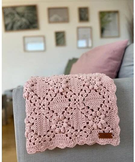 Pin de Patricia Sylvia en Pillows & throws en 2025 | Mantas de ganchillo gruesas, Colchas de ganchillo modernas, Mantas tejidas