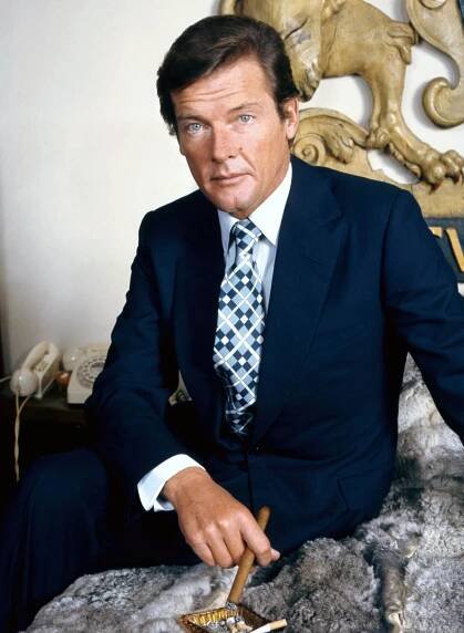 Soubor:Sir Roger Moore 3.jpg – Wikipedie