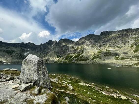 Nedotčené Alpské Jezero S Horskou Scenérií · Základová fotografie zdarma