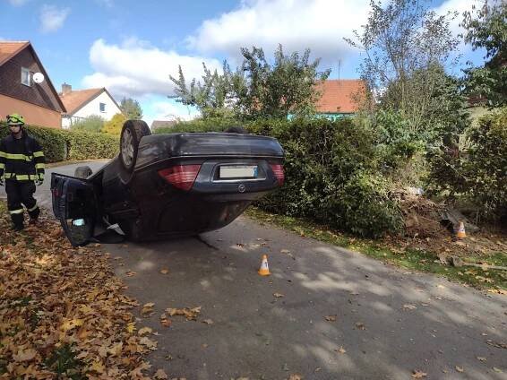 FOTO: Řidič v Opatovci obrátil mercedes na střechu