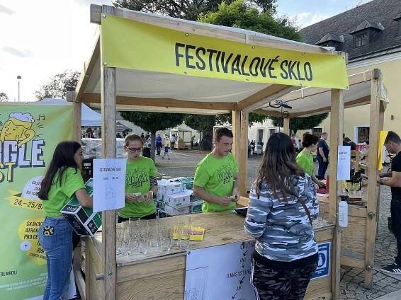 Premiéra Tvargle festu zaplnila náměstí. Pivo, tvarůžky a muzika táhly