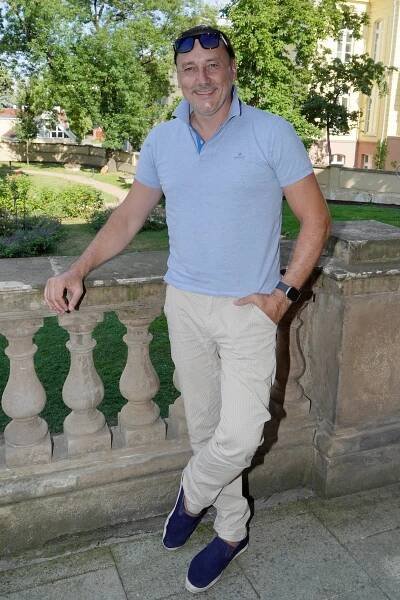 Kadeřnice to přepískla: Takhle tmavé vlasy neměl Marian Vojtko ani zamlada. Stěžovaly si i jeho fanynky
