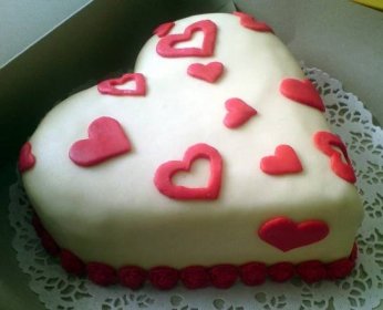 narozeninovy-dort-ve-tvaru-srdce