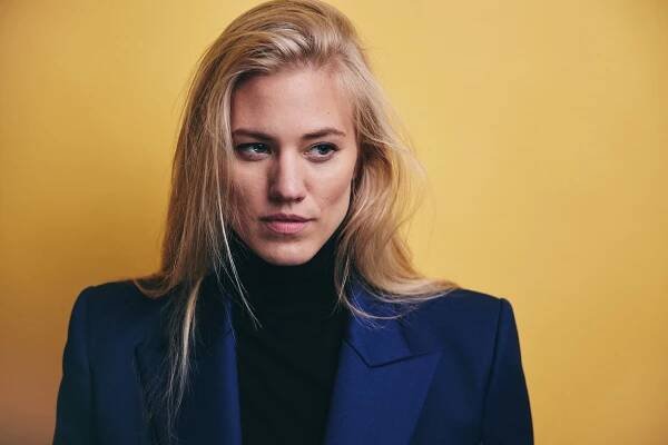 Larissa Marolt - NILS SCHWARZ PHOTOGRAPHY
