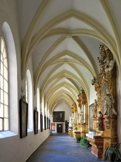 Olomouc Žertínovo náměstí 1, kostel sv. Michala křížová chodba