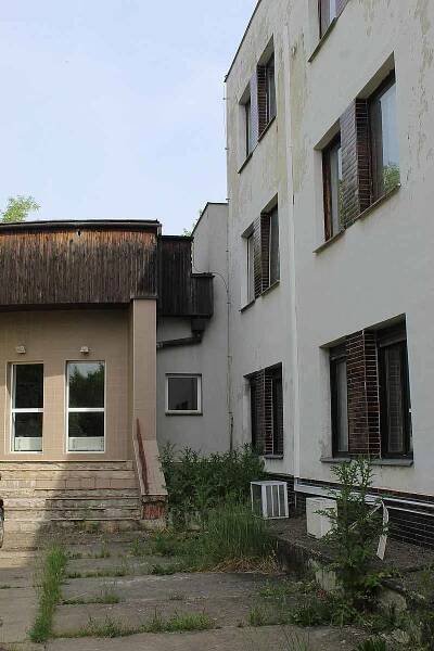 Bývalý vojenský areál tyčící se nad Újezdem u Brna je na prodej. Město za něj chce dvacet milionů korun.